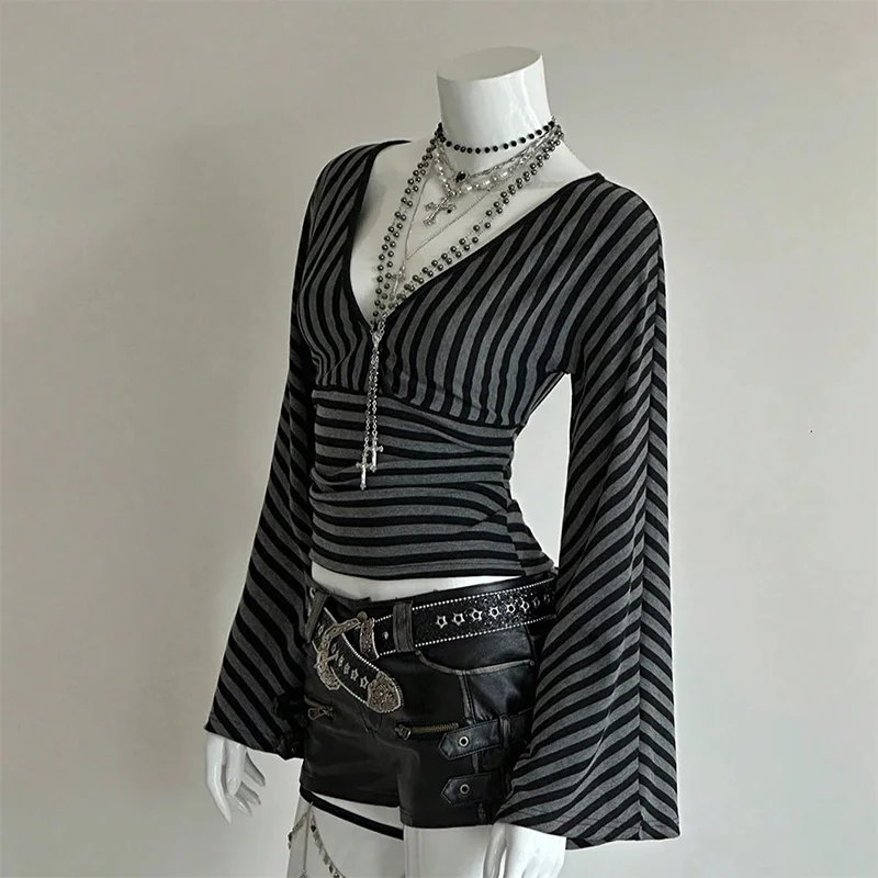 Sommer Damen Y2K Gothic Grunge Streetwear Schwarz-Grau Gestreiftes T-Shirt mit Tiefem V-Ausschnitt, Ausgestellten Langen Ärmeln, Geraffter Taille und Schlanker Passform – Detail 5