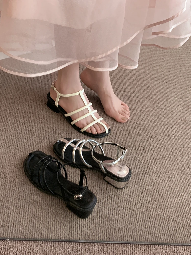 Sapatos romanos de salto grosso pequenos femininos, nova moda retrô, sandálias de tecelagem, primavera e verão, 2024