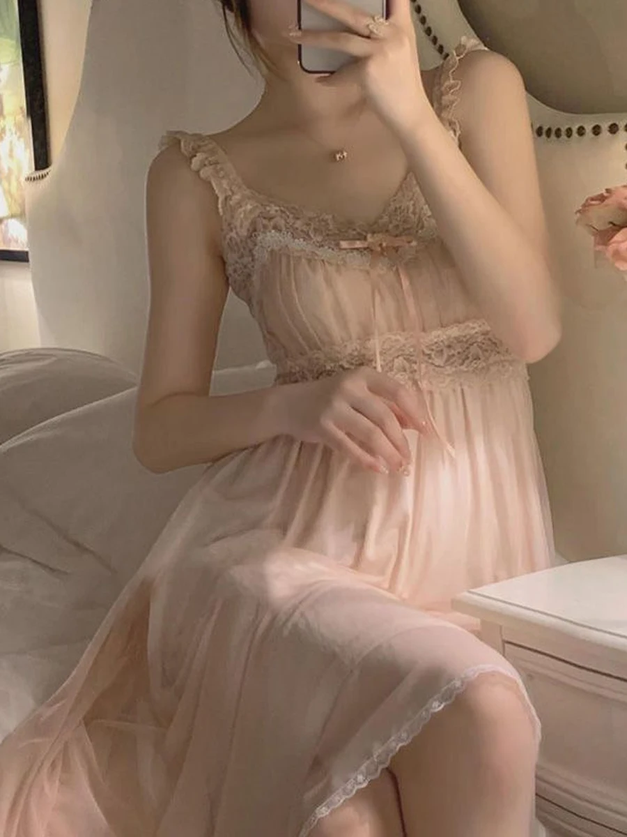 قميص نوم نسائي صيفي مثير بحواف دانتيل وتصميم شبكي مفرغ، بأكمام قصيرة وياقة على شكل V، بأسلوب رقيق وجذاب