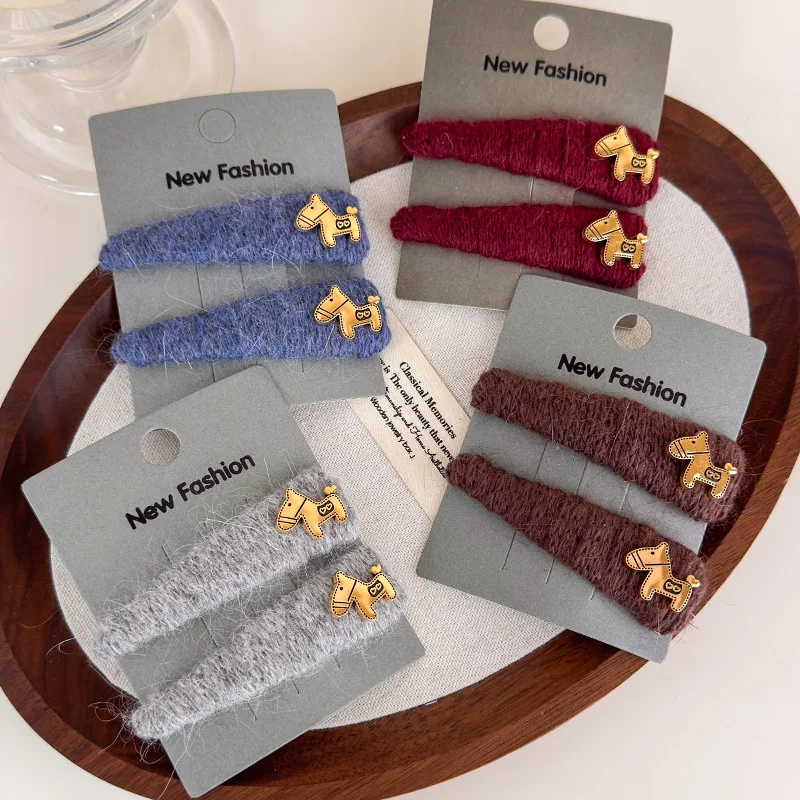 

Gold Logo Plush Horse Hair BB Clips 2026 New Winter Soft Faux Fur Side Bangs Grips for Women Unique Elegant Daily Hairpin