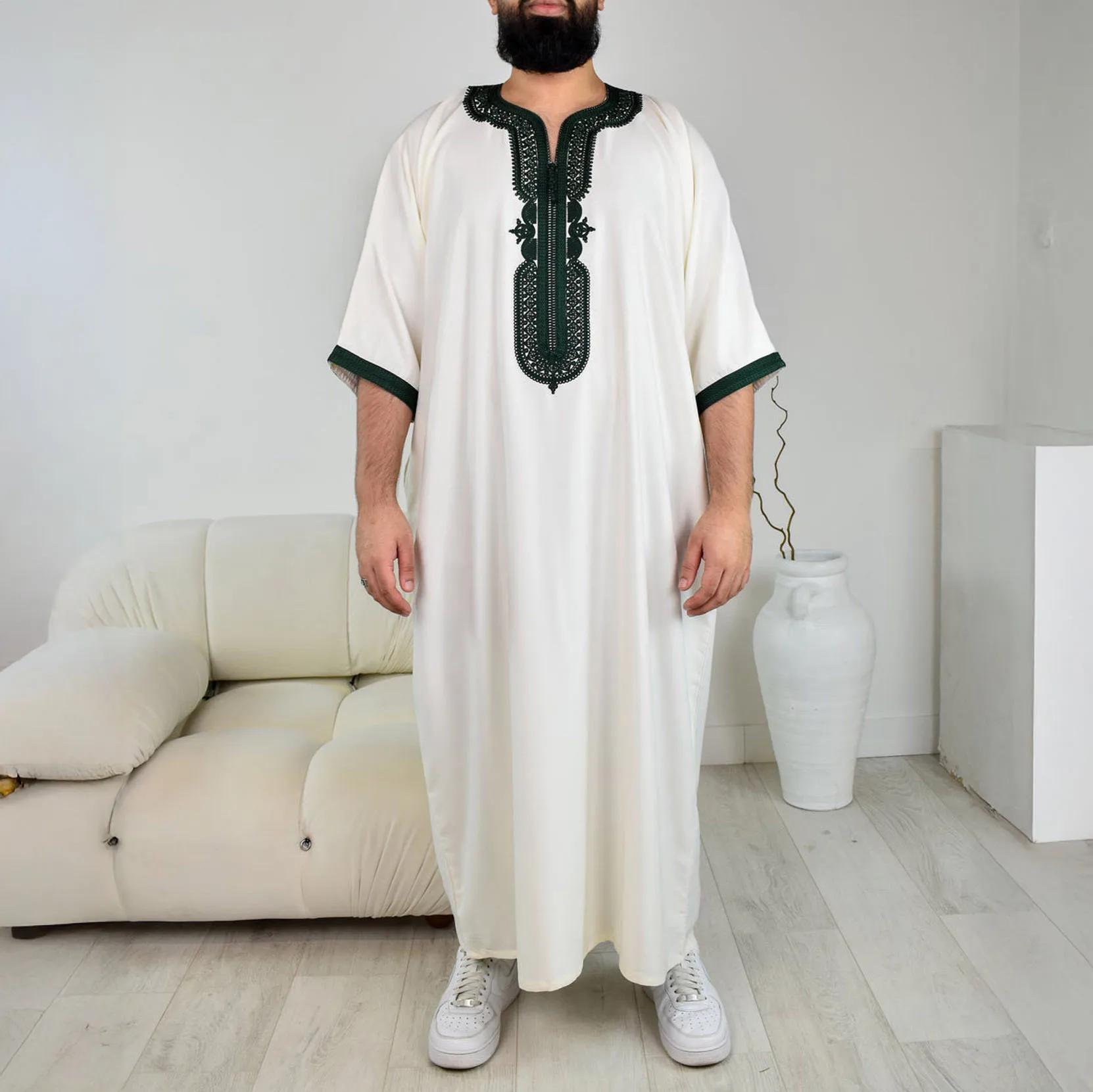 Nowa luźna szata męska luksusowa męska haftowana szata męska z długimi rękawami Z448