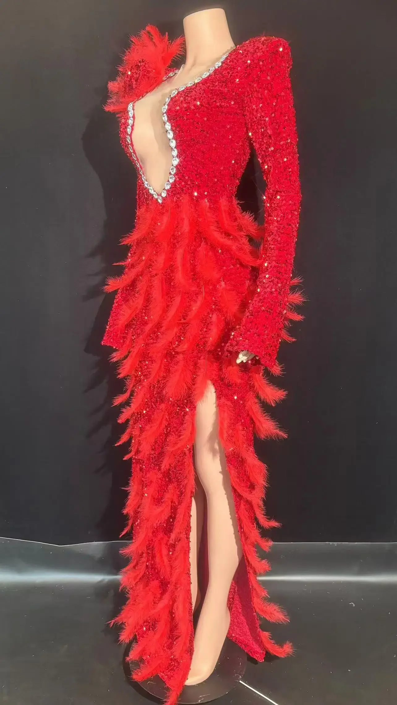 Abito lungo di lusso con piume rosse scintillanti da palcoscenico sexy da donna che celebra il vestito da servizio fotografico di compleanno per feste di matrimonio con ballerine flash