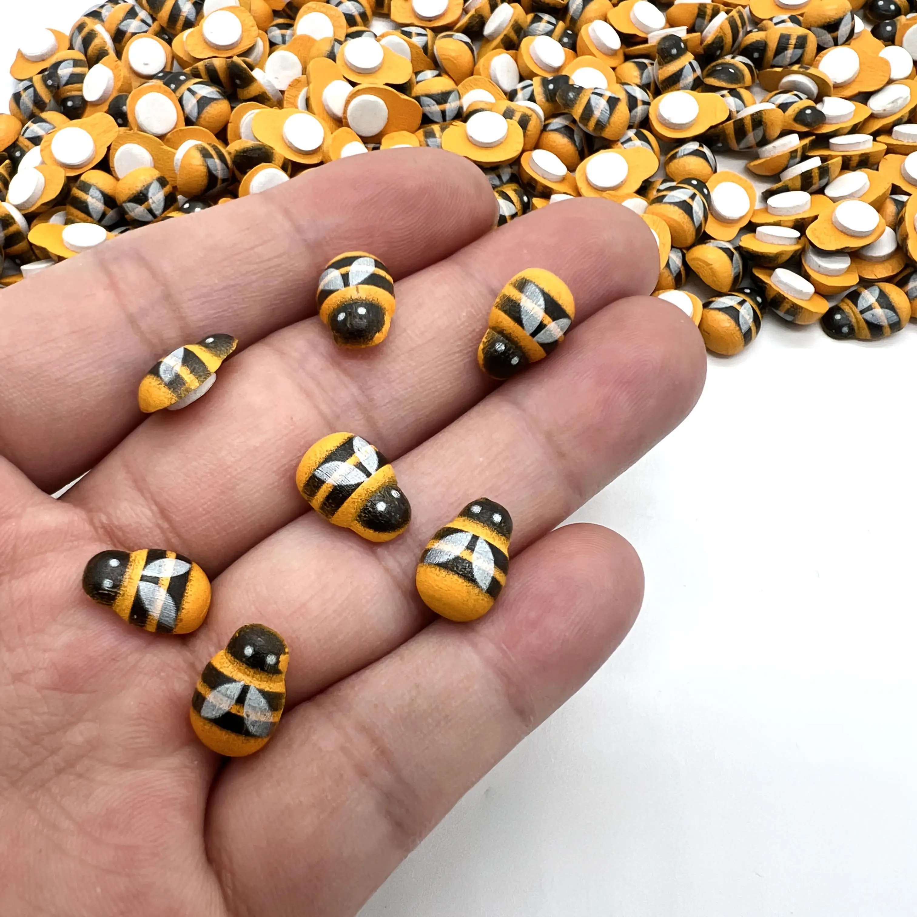 

[Мини-пчелки] 100 мини-деревянных пчел-украшений | Самоклеящиеся, белые крылья с черными полосками, идеально подходят для скрапбуков,