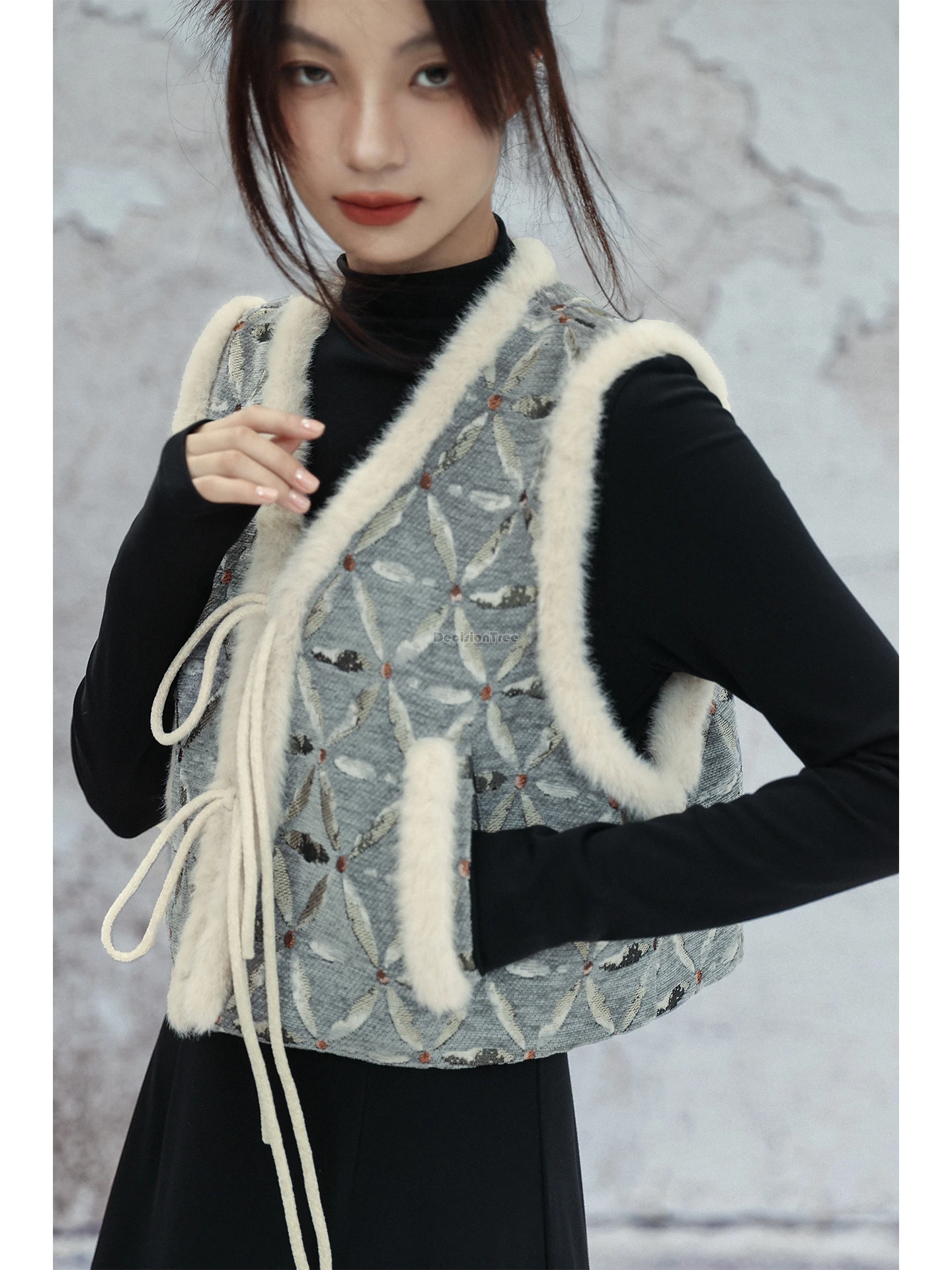 سترة قصيرة من القطيفة على الطراز الصيني الجديد المحسن لعام 2025 برقبة على شكل حرف v سترة قصيرة للنساء للخريف فضفاضة من قماش الجاكار برباط علوي معطف بدلة تانغ سميك #1