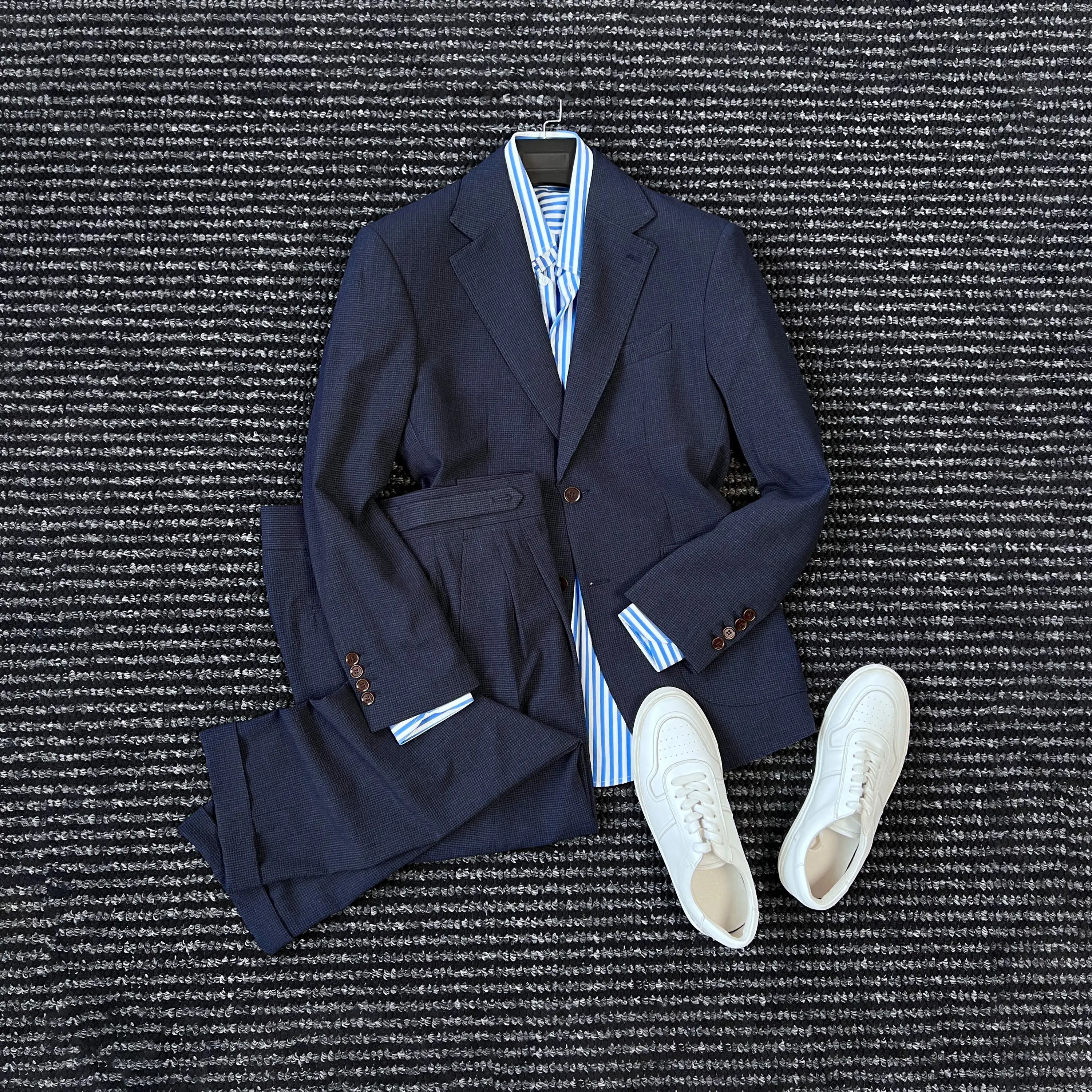 

Dark plaid seersucker flat barred collar single-breasted suit men's anti-wrinkle suit
