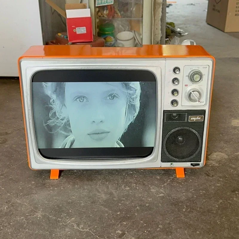 The old-fashioned black-and-white TV was changed to an LCD screen to play the exhibition scene, and the camera was connected