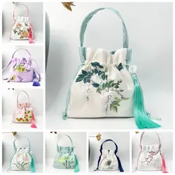 Borsa a tracolla con coulisse in raso di seta con ricamo borsa a tracolla in stile etnico borsa con nappe Hanfu borsa a secchiello per fiori borsa in stile cinese