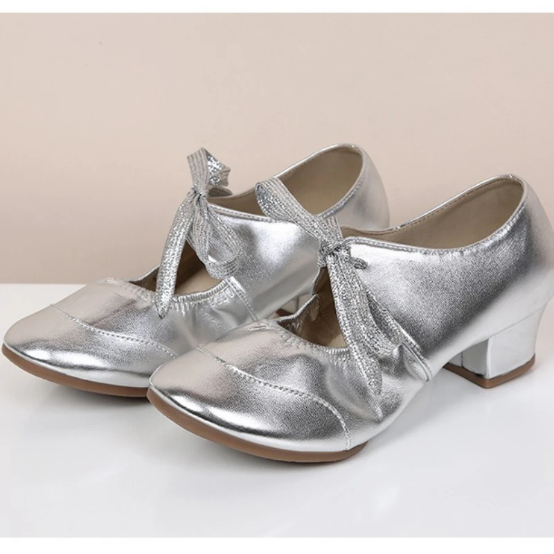 コンテンポラリーダンス用のローカットソフトソールレディースダンスシューズ。浅いつま先デザイン。