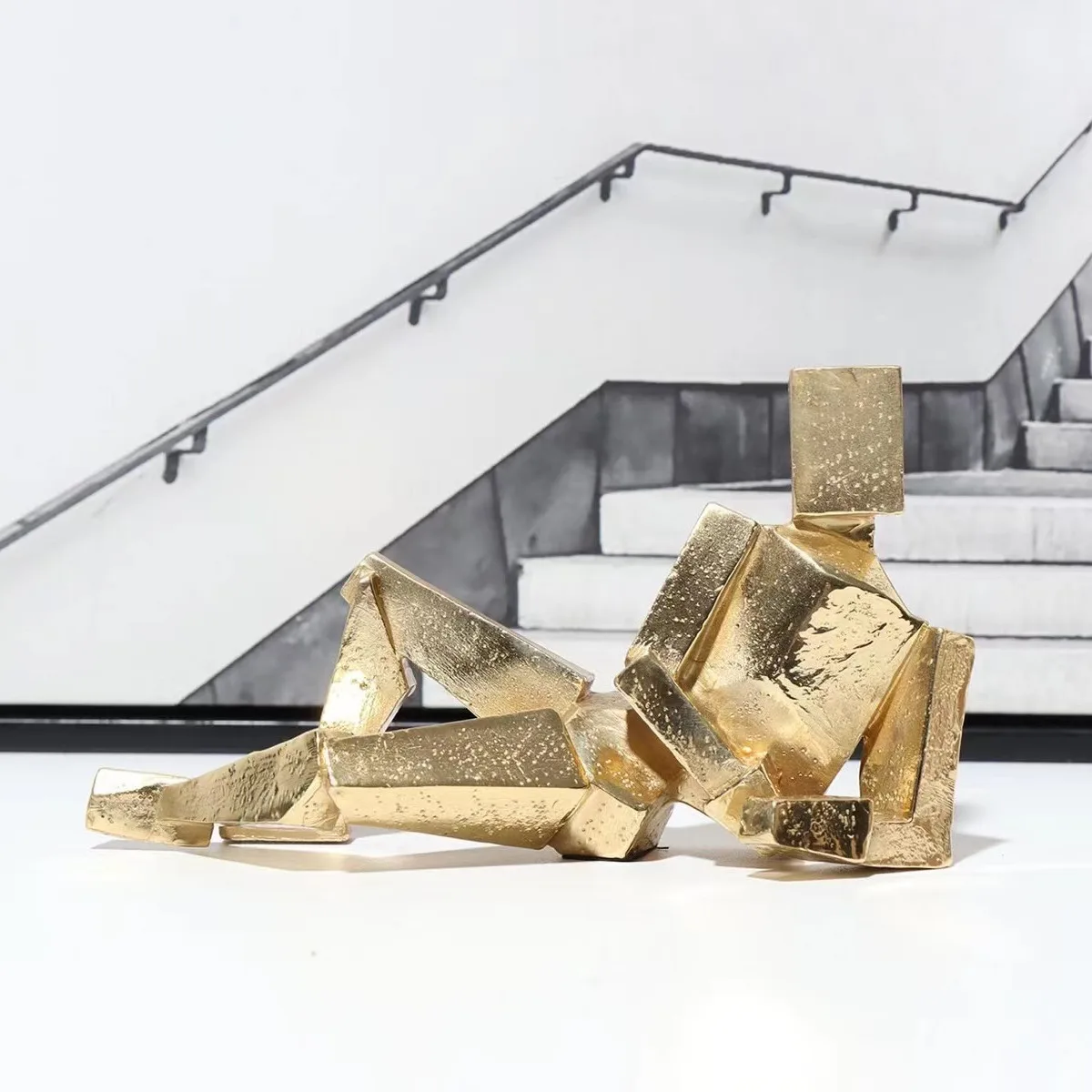 Modern simple creative baking lacquer gold villain model room hotel club metal ornament decoration