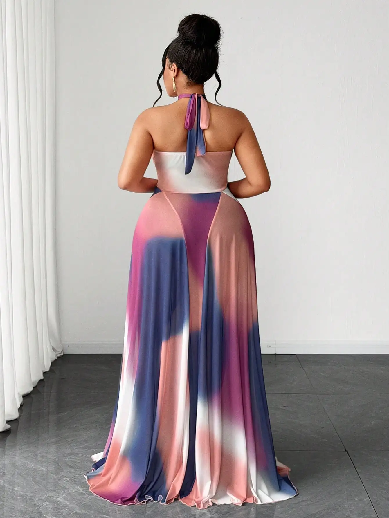 

Платье макси с градиентным принтом и открытой спиной для женщин больших размеров