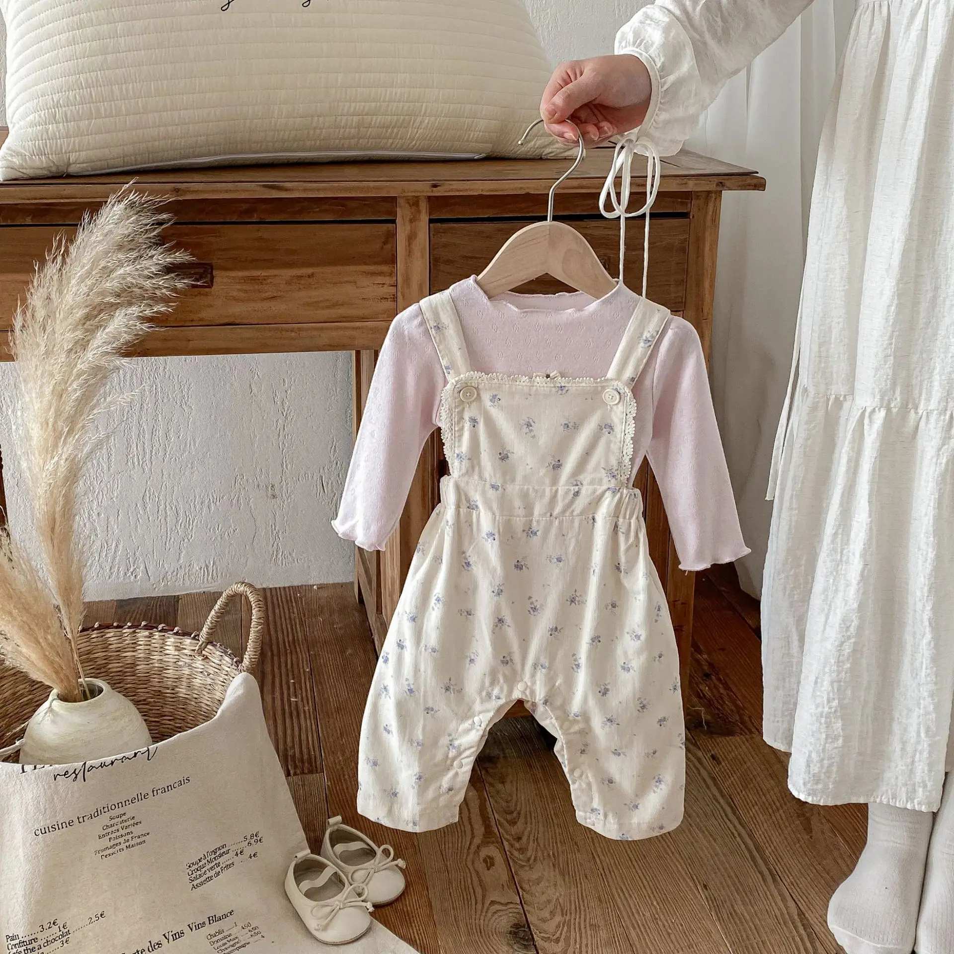 

Baby Autumn Outfit Sweet Bag Fart Jumpsuit Set, Female Baby Clothes Cotton Base Shirt, Shoulder Strap Pants Two-piece Set