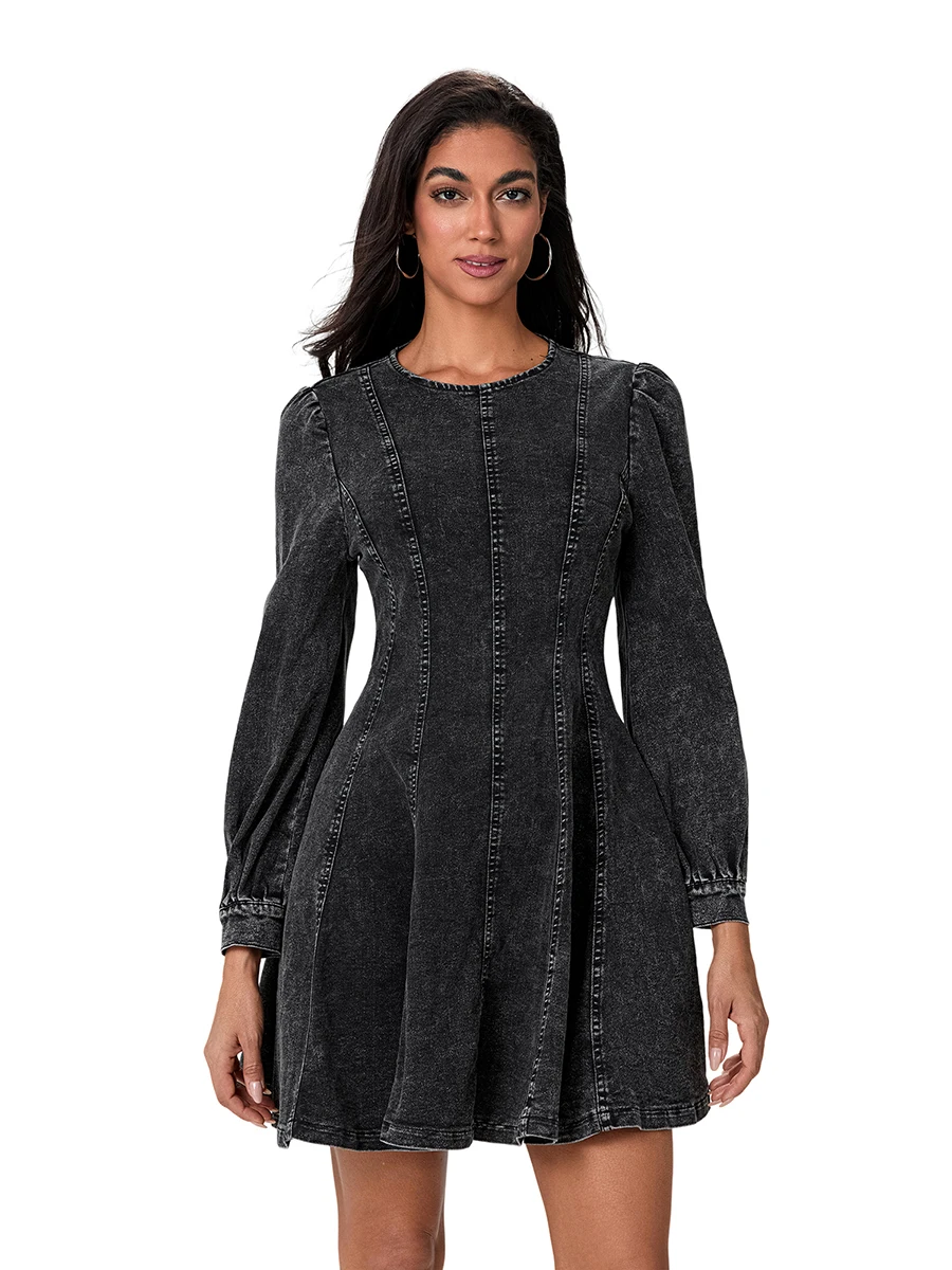 Vestido jeans feminino elegante de outono com mangas compridas, gola redonda e cintura smockada – minivestido evasê elegante em cor sólida