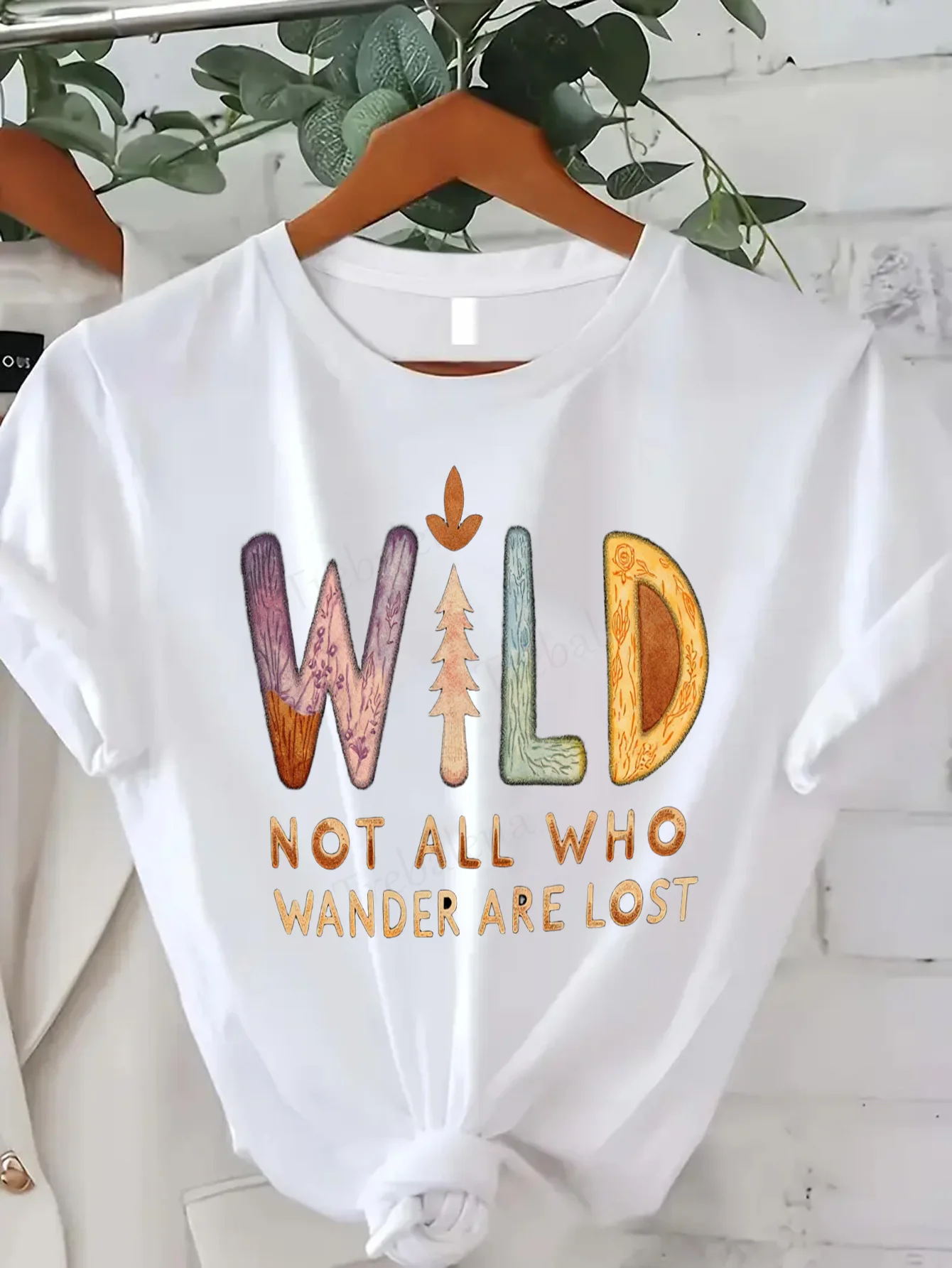 

Удобная женская футболка с принтом Wild Nature T-Shirt «Не все, что были потеряны» в стиле бохо на открытом воздухе
