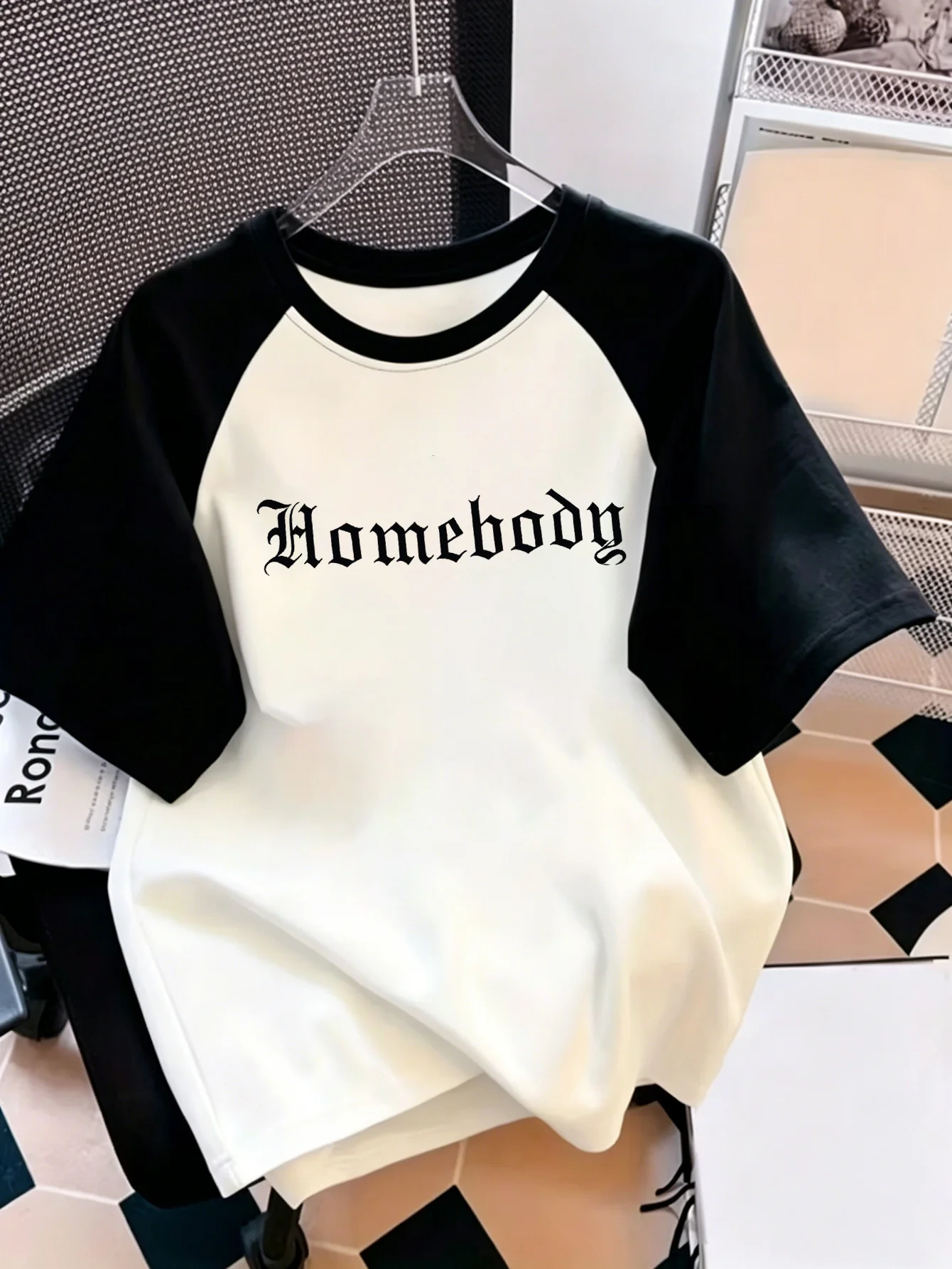 Homebody Gothic Font Print Black and White Raglan Sleeve Two-Tone Short-Sleeve T-Shirt, Round Neck Loose Fit with Dropped Shoulders, Breathable and Comfortable Fabric, Suitable for Outdoor Sports and Leisure.