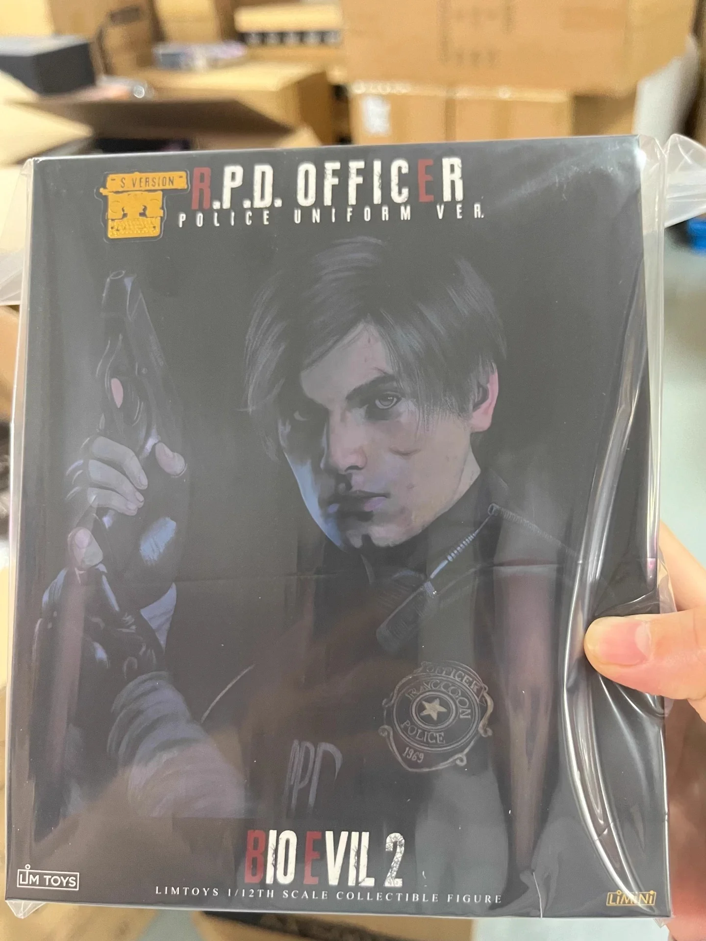 

Коллекционная подвижная фигурка Limtoys Resident Evil Леон (офицер RPD) в масштабе 1/12 с расширенным набором аксессуаров для фанатов игр