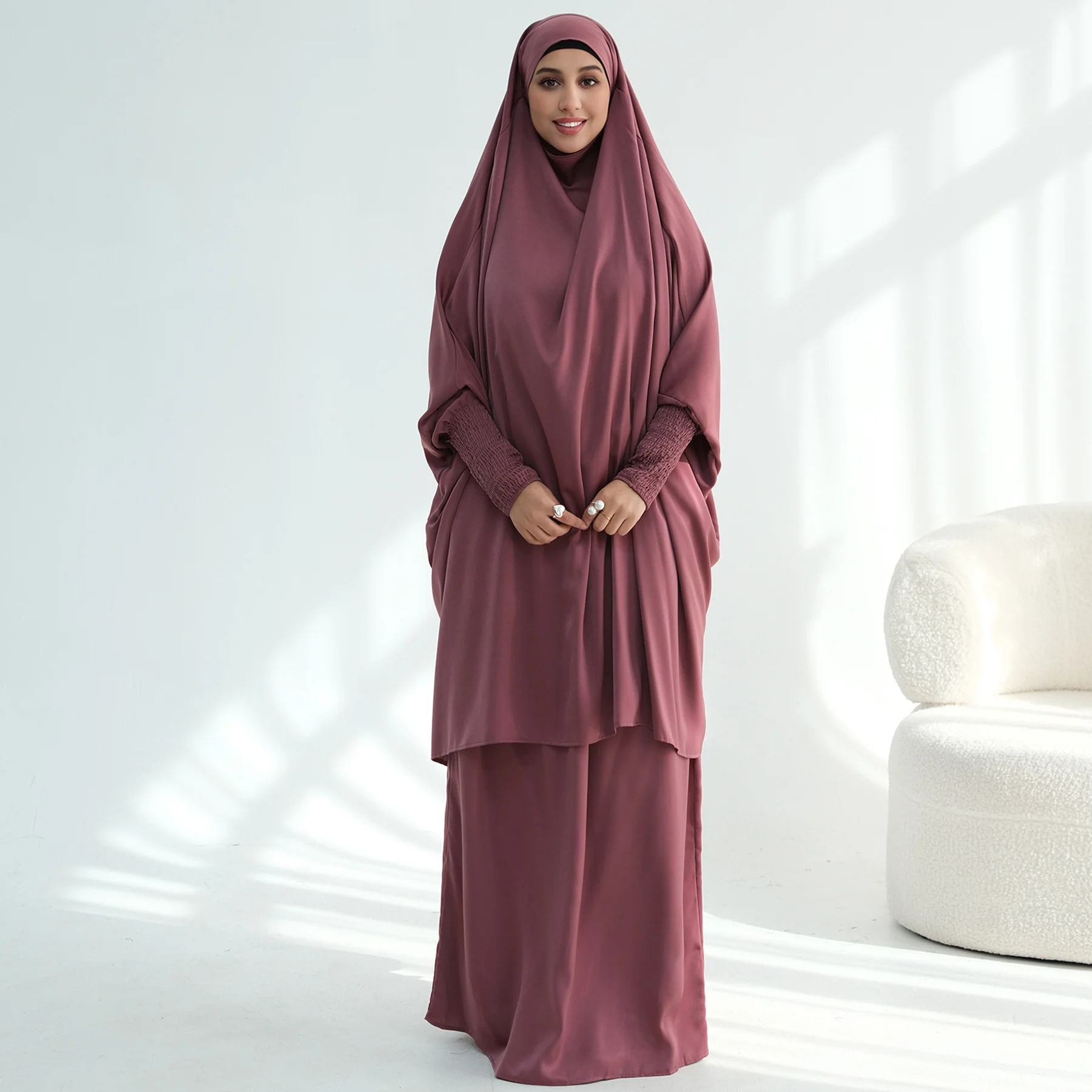 

Женский молитвенный комплект из бархатного атласа: джильбаб из 2 предметов – удлиненная абайя с присборенными манжетами, боковыми карманами и юбка с эластичным поясом на шнурке