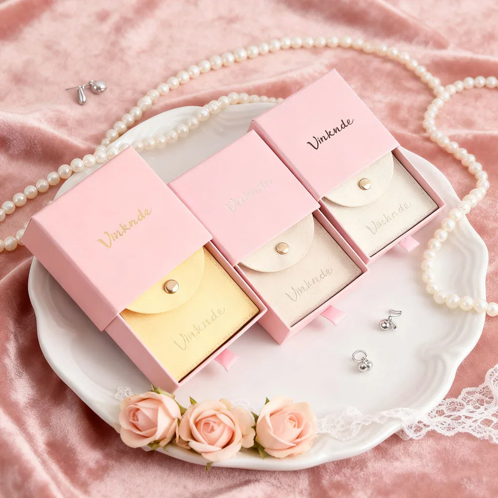 

Изготовленный на заказ ящик для ювелирных изделий 9x9x2,5 см, персонализированный логотип, упаковка для колец, картонная подарочная коробка, 8x8 см, замшевая сумка для ювелирных изделий из микрофибры