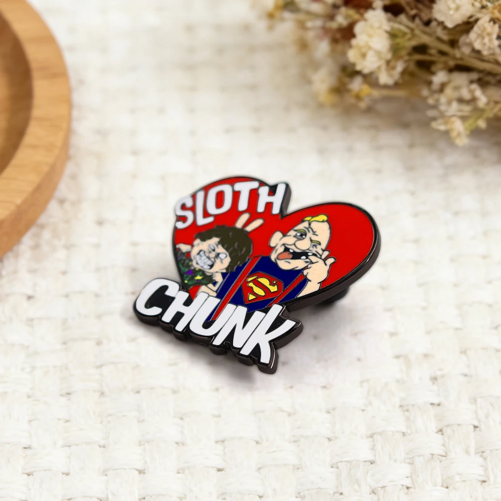 The Goonies Hey You Guys Super Sloth und Chunk Herz-Brosche Anstecknadel Lustige Gruselige Emaille-Pin Cooles Klassisches Film-Fan-Geschenk-Abzeichen – Detail 6