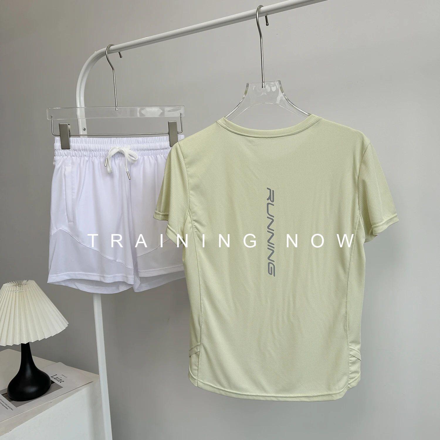 

Спортивный тренировочный костюм для женщин, летний свободный костюм для йоги, топ с короткими рукавами, тонкие дышащие быстросохнущие шорты для фитнеса для бега