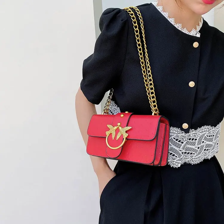 Y2K حقيبة كروس عصرية بلون سادة حقيبة كتف معدنية بشعار حروف سلسلة ربط تتميز بزر مغناطيسي للاستخدام اليومي