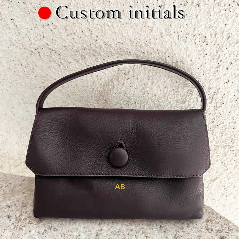 حقائب يد صغيرة من الجلد الطبيعي بأحرف أولى مخصصة للنساء، حقائب يد ومحافظ فاخرة بتصميم جديد لعام 2026، حقيبة معصم مزخرفة بأزرار من جلد البقر الطبيعي جودة عالية ًالشحن مجانا وصول الشحن السريع