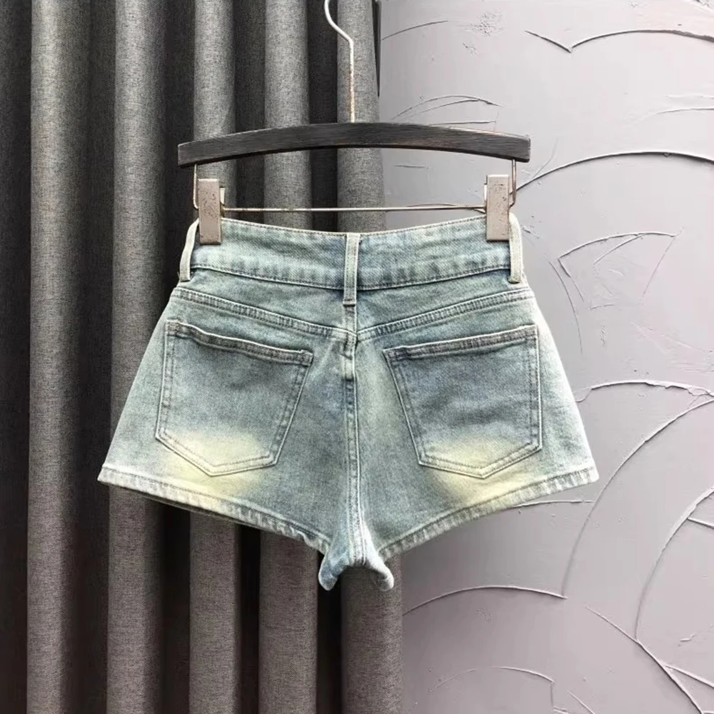 Pantaloncini di jeans vintage 2025 Nuovi pantaloncini a tre divisioni con design a tasca grande in corda intrecciata cava per jeans estivi sexy da donna