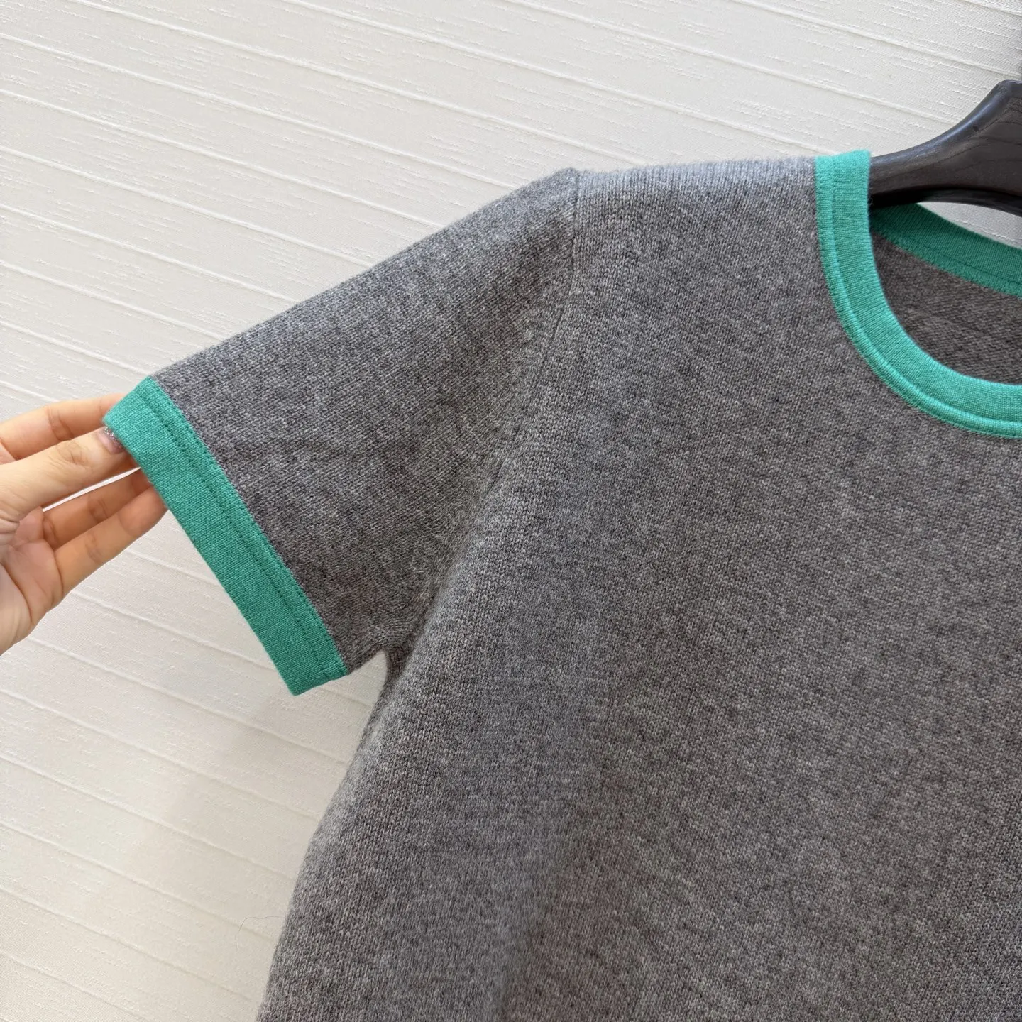 26 New Bordered Cashmere Short-Sleeved Sweater, Handmade Contrasting Edge Collar. Slimming T-shirt style top.