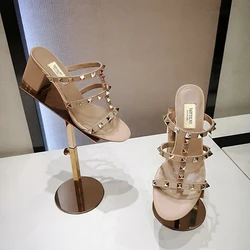 Sandalias de mujer de marca de lujo con tacones, remaches de cuero, zapatillas informales de verano, zapatos de tacón cuadrado plateados de diseñador silencioso para mujer