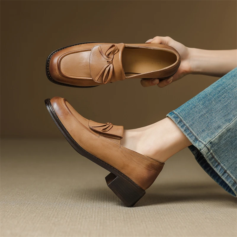 المتسكعون النساء جلد البقر الحقيقي هامش الصلبة SquareToe فراشة عقدة الانزلاق على منتصف الكعب أحذية السيدات اليدوية