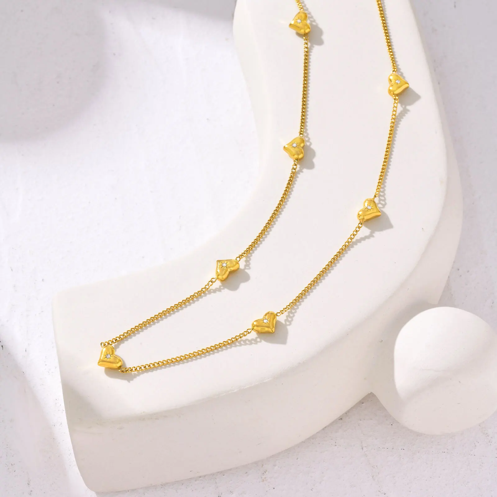 Vnox Chic Heart Charms Necklaces, Gold Plated Stainless Steel Collar, Adjustable Women\'s Love Gift Jewelry