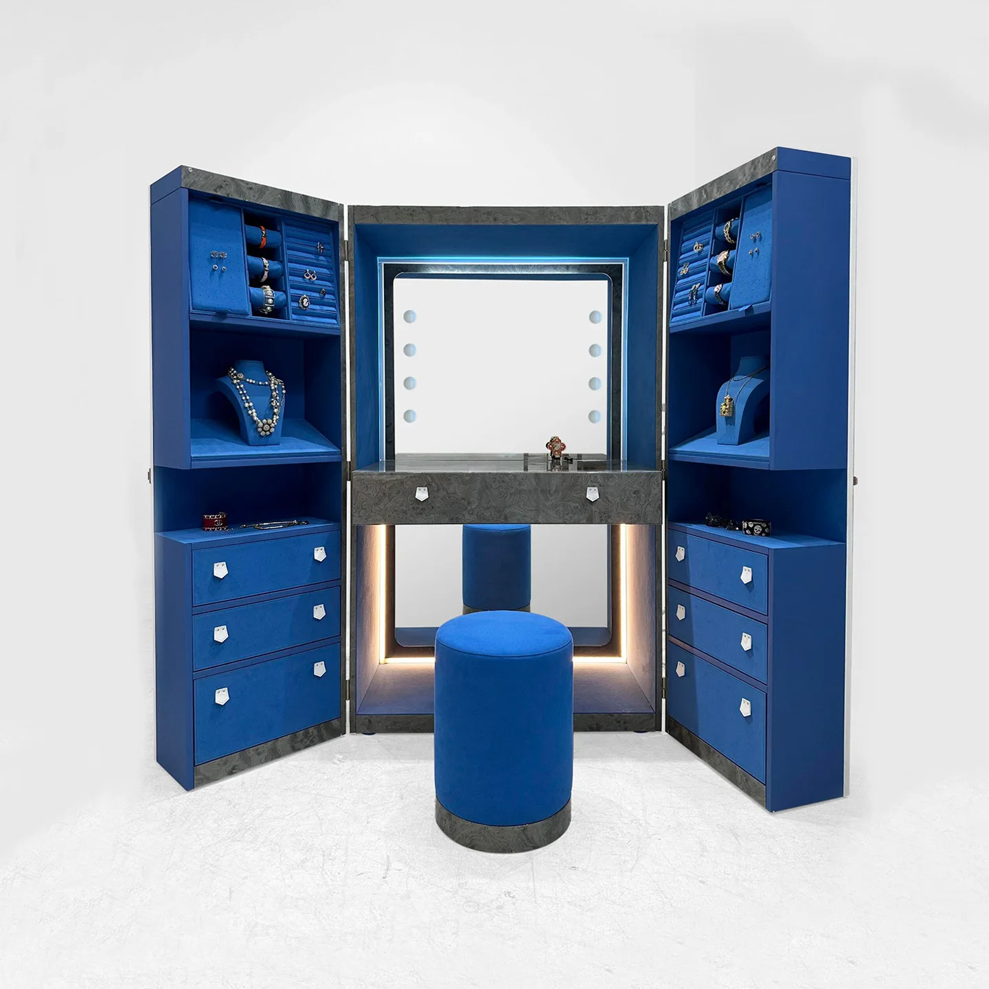 خزانة مجوهرات خفيفة فاخرة من الخشب الصلب ممتدة من الأرض حتى السقف مع مرآة