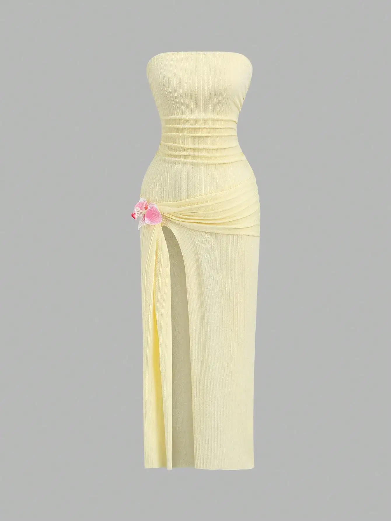 

Платье-труба светло-желтого цвета с ребристой текстурой, боковым разрезом и цветочным декором