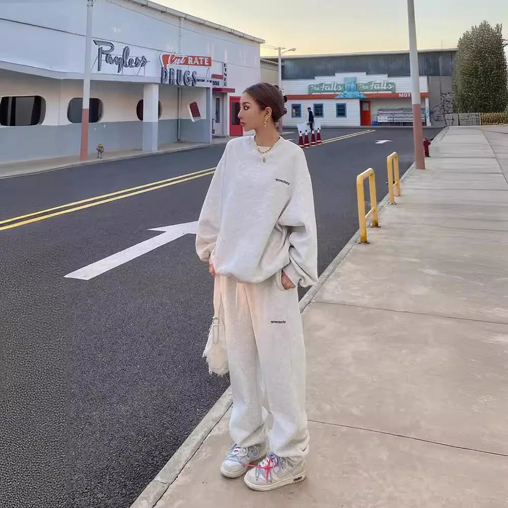 ชุดวอร์มผู้หญิงสีเทา ปี 2025 สไตล์อเมริกันวินเทจ ชุดเซ็ตสองชิ้น เสื้อคอกลม กางเกงลำลอง