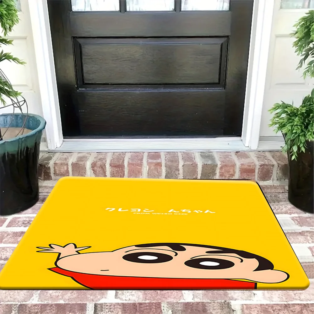 

Нескользящий придверный коврик с принтом большого лица Шинносуке из мультфильма «Крейон Шин-чан» на желтом фоне, с милым аниме-персонажем и декоративной надписью ката́канэ.