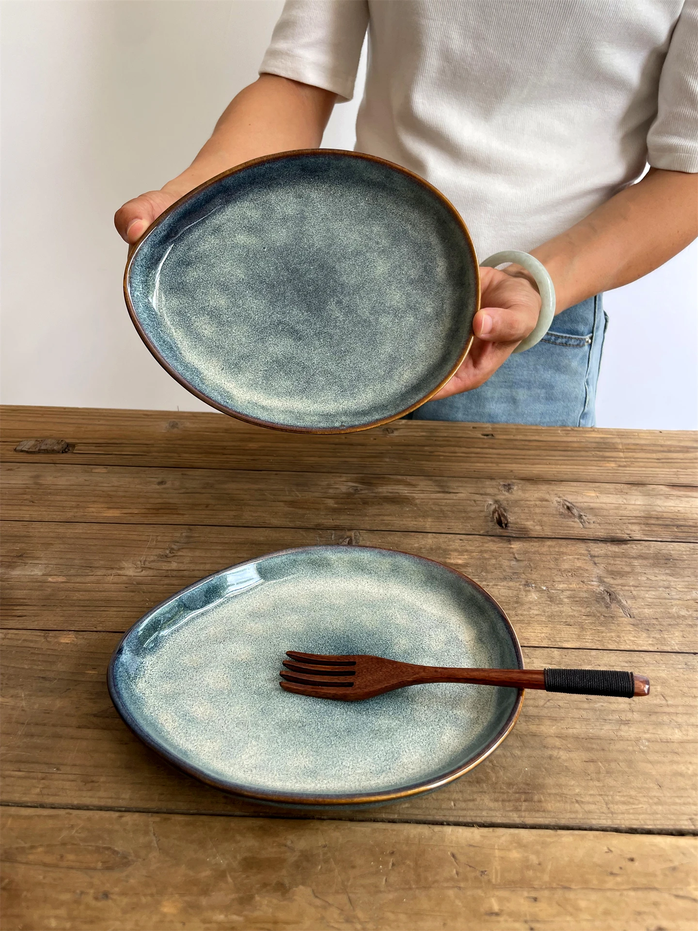 

Креативная синяя тарелка с подглазурной росписью, овальная, для стейка и фруктов, для домашнего использования, столовая посуда из фарфора