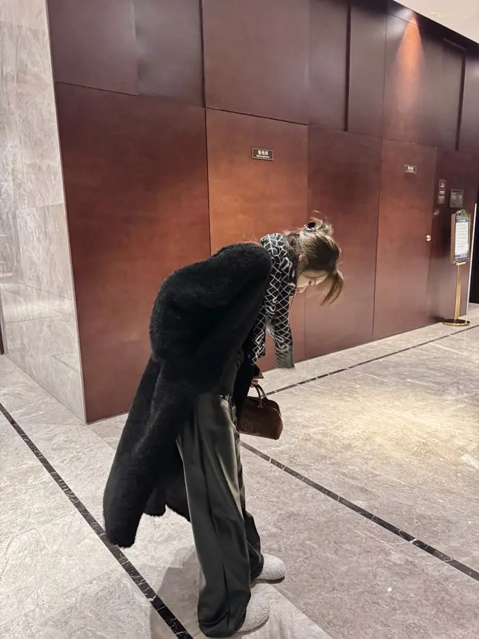 인조 모피 화이트 코트 여성용 파티 따뜻하고 우아한 퍼리 플로우 심플 내추럴 울 허리 조임 홀로우 큐트 플레어 여성 패션