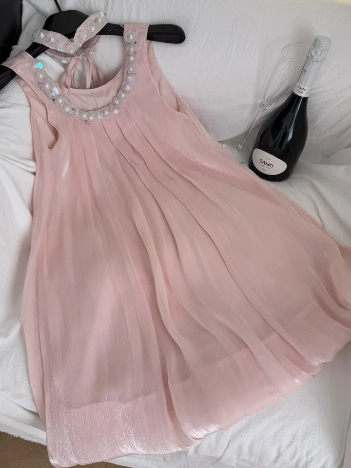 فستان نسائي صيفي فاخر بخيوط لامعة وزخارف ثقيلة، تنورة قصيرة بتصميم A-Line وخصر مرتفع، بلون وردي ناعم مع زخارف على شكل براعم ز...