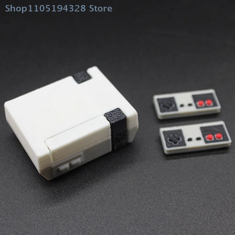 บ้านตุ๊กตาพร้อมการ์ดเกม+คอนโทรลเลอร์ 2 ตัว ของเล่นจิ๋ว รุ่นจำลอง คอนโทรลเลอร์เกมไร้สาย อุปกรณ์ตกแต่งบ้านตุ๊กตา