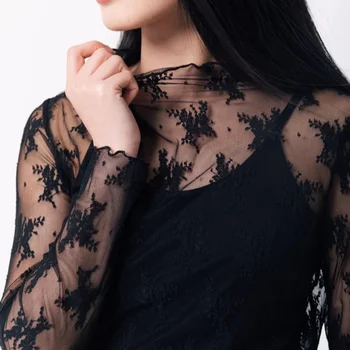 Damska koronkowa bluzka z dołem T-shirt Wiosna i jesień Długi rękaw Siatkowy top Zagraniczny styl Seksowny top z siatki z wysokim dekoltem 2024