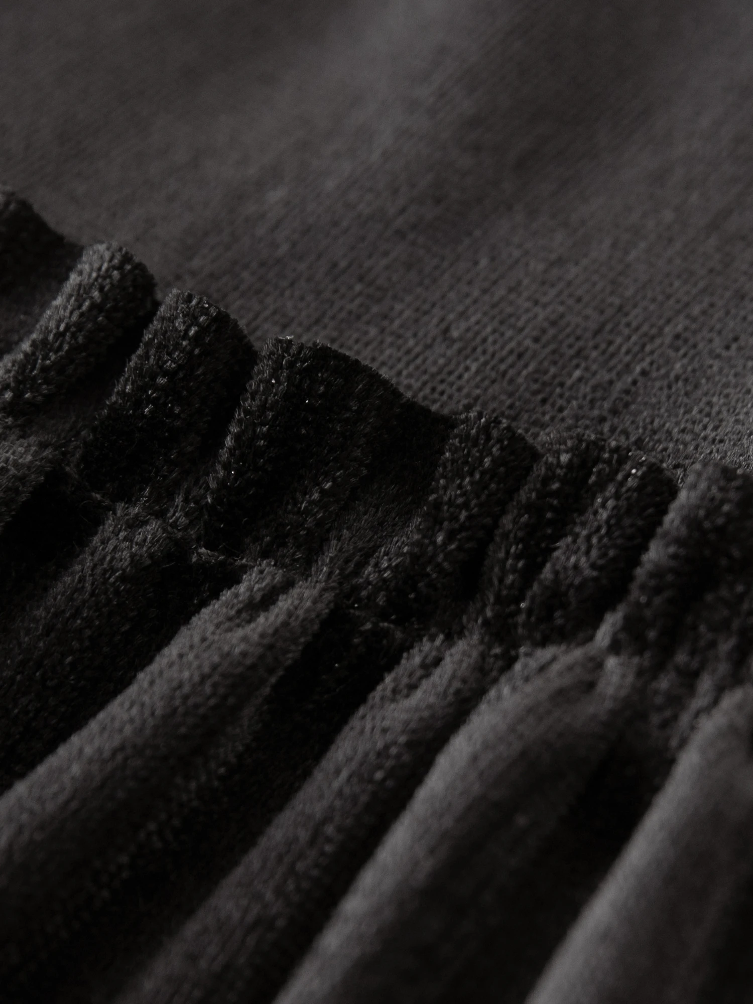 ZIQIAO تنورة نسائية مخملية صغيرة صديقة للبيئة مع لؤلؤ لامع أنيق بأغلاق شتاء 2025 وصل حديثًا تنانير سوداء عالية الخصر