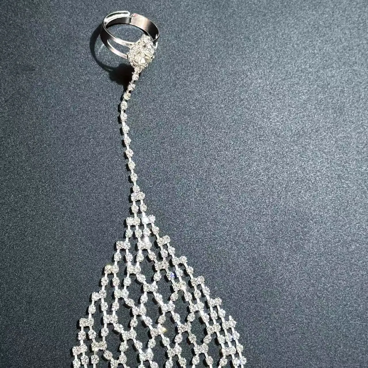 خاتم نسائي عصري مرصع بشرابة لامعة من حجر الراين مع سوار إصبع مناسب للارتداء اليومي