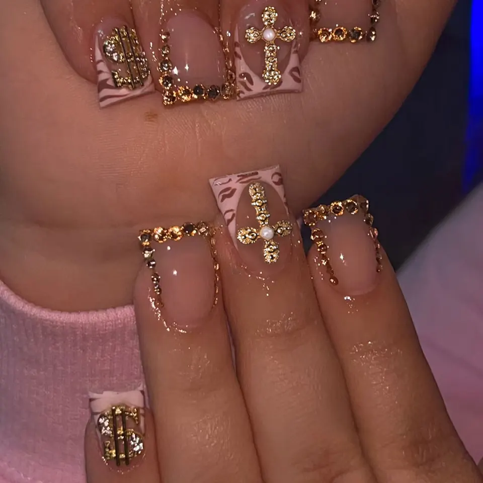 Mejora tu look con 24 uñas Y2K largas tipo pico con cruz 3D y decoración de strass, diseño de punta francesa, uñas postizas largas