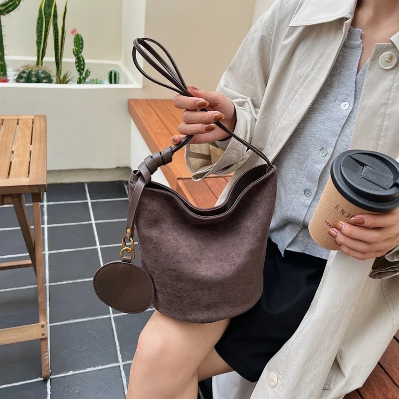 

Solid Hasp Faux Suede Bucket Sweet Retro Youth Shoulder Bags for Women 2026 High Quality Large Capacity Stylish Design Handbags