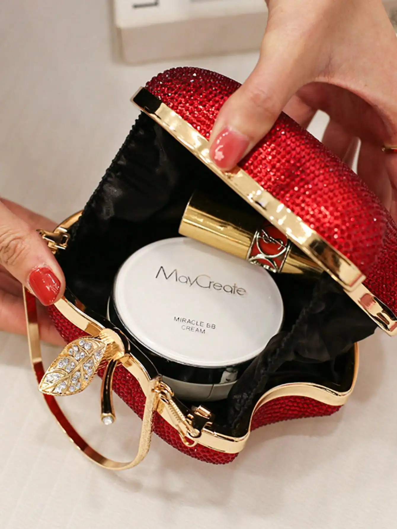 Hand-Held Apple Hot Drilling Dinner Bag Is Luxurious And Elegant, Making It Shine Throughout The Dinner Party