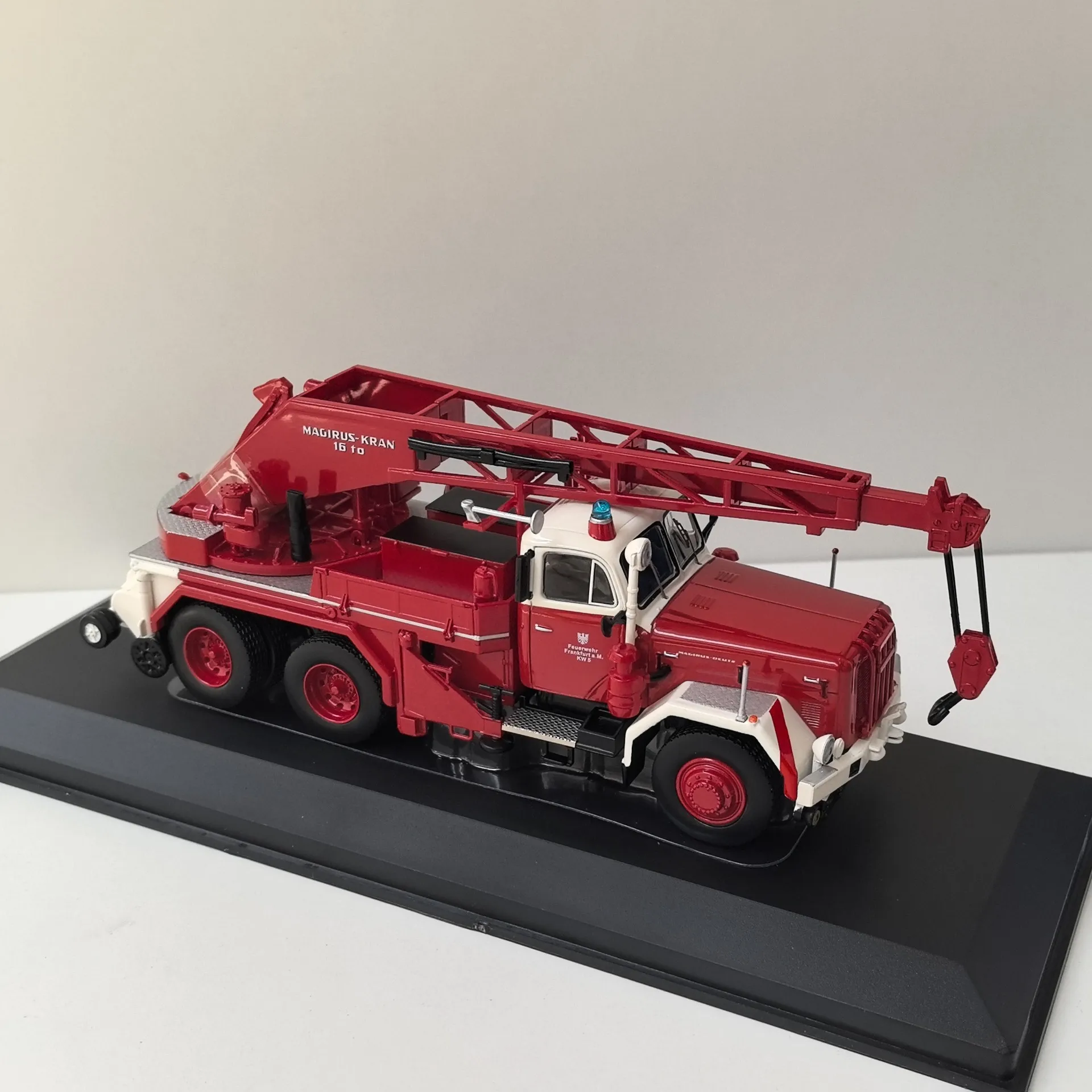 Caja agrietada Diecast IXO 1/43 escala MAGIRUS DEUTZ URANUS KW 16 motor de bomberos coche en miniatura de aleación juguete coleccionable regalo exhibición de recuerdo