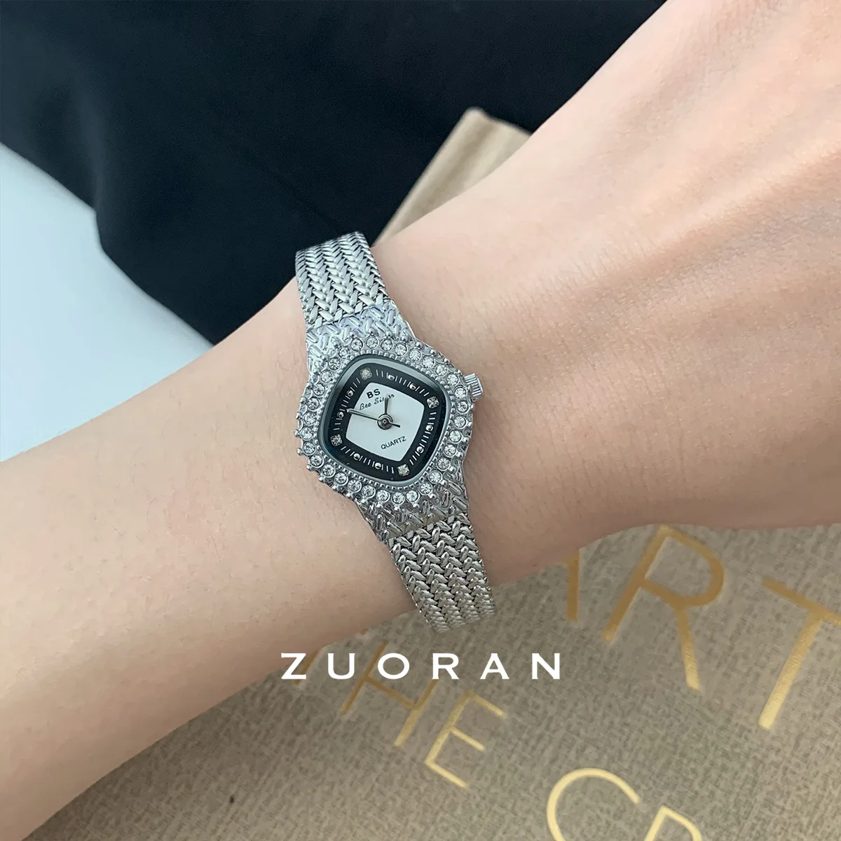 ساعة نسائية أنيقة ومتطورة بتصميم ماسي فضي وأسود. هدية عيد ميلاد مثالية للنساء. #2