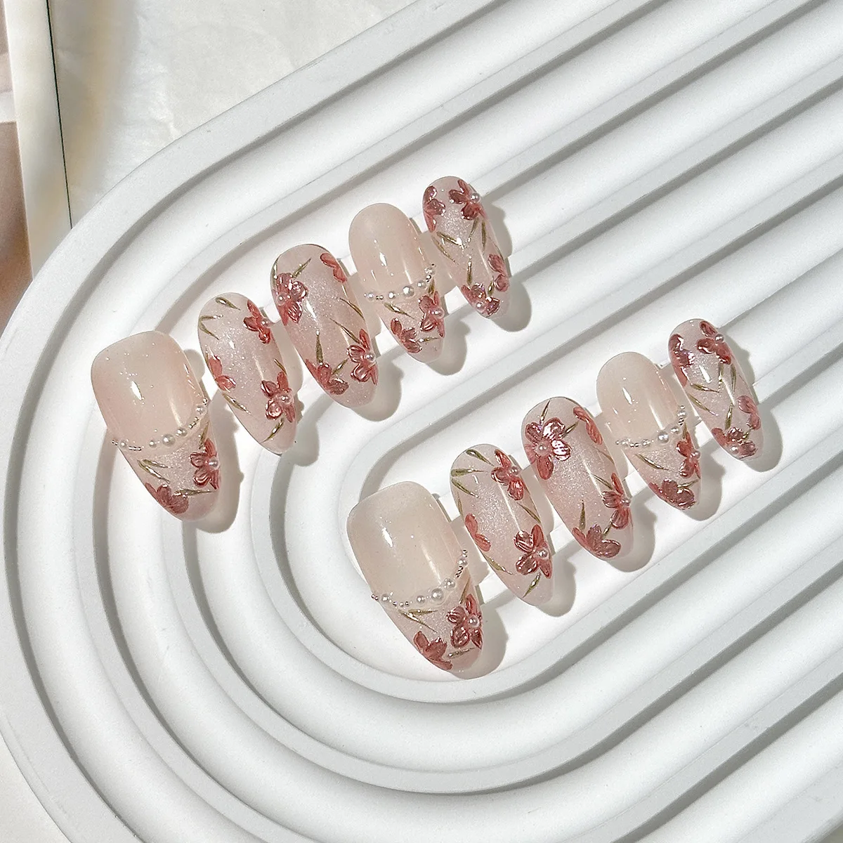 

10Pcs Mid-length Round Head Handmade Fake Nails with Flower Pearl Design False Nails Press on Wearable Full Cover Nails Tips Art