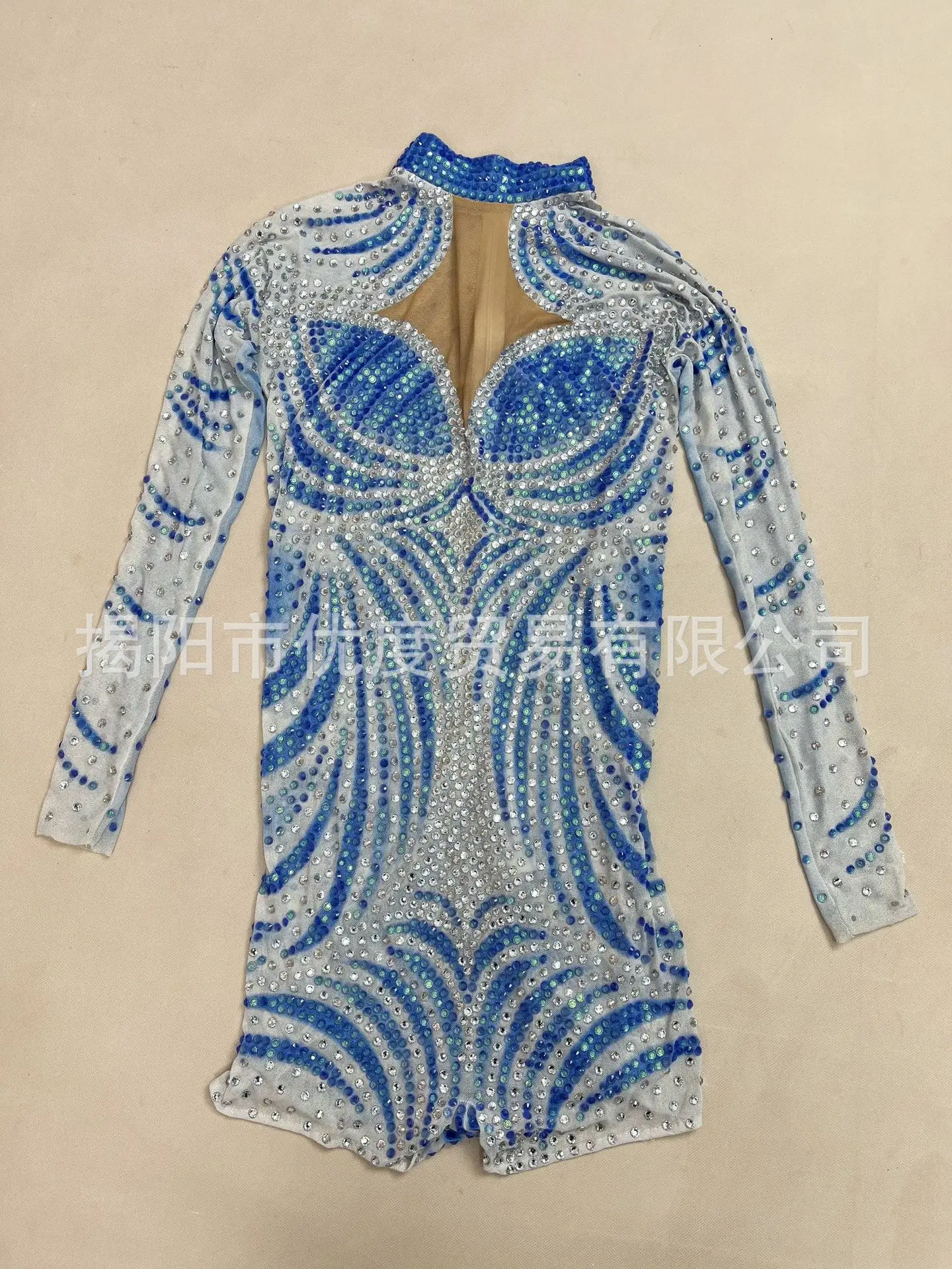 2026 تصميم شورت حللا فساتين حجر الراين حفلات الكوكتيل فساتين السهرة أداء الملابس السماء الزرقاء والسحب البيضاء