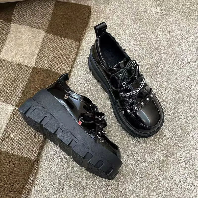 

Женские черные туфли на танкетке, увеличивающие рост, на шнуровке, украшение на цепочке на толстой подошве, новые весенне-летние кожаные женские туфли