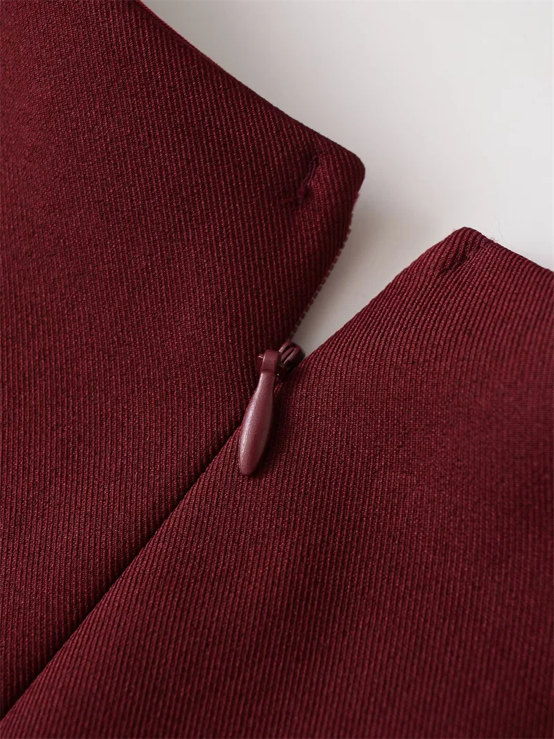 فستان نسائي خريف 2025 نمط جديد عنابي بدون أكمام ورقبة على شكل حرف v مطوي الخصر فستان طويل أنيق راقي